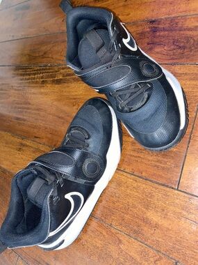 Nike Black and White Kids' Sports Sneakers 7 youth